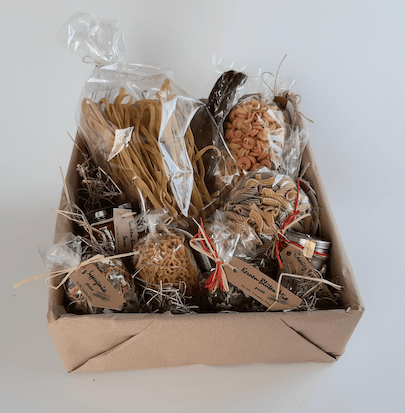Holzkiste mit Papier- und Heudekoration (CHF 11.-)