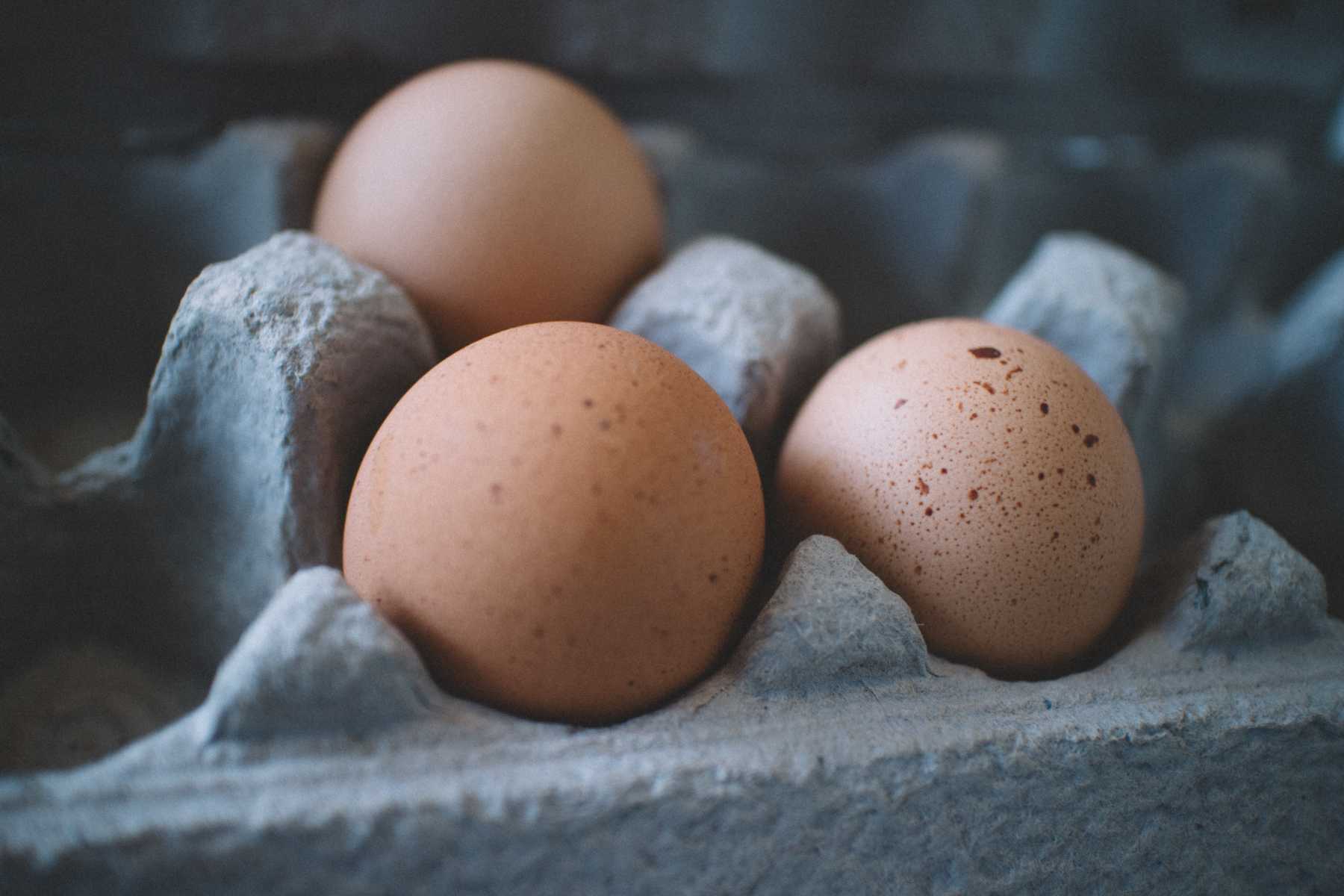 Eier werden am besten kühl und dunkel gelagert - idealerweise im Kühlschrank. So sind Eier lange haltbar.
