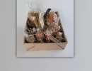 Holzkiste mit Heu  und Papierdekoration grau1